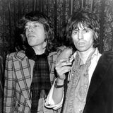 Keith Richards (rechts), Gitarrist der Rolling Stones, war bekannt für seine psychedelischen Experimente. Im Jahr 1977 wurden er und Mick Jagger (links) wegen des Besitzes von LSD und Kokain angeklagt. 