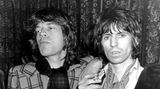 Keith Richards (rechts), Gitarrist der Rolling Stones, war bekannt für seine psychedelischen Experimente. Im Jahr 1977 wurden er und Mick Jagger (links) wegen des Besitzes von LSD und Kokain angeklagt. 