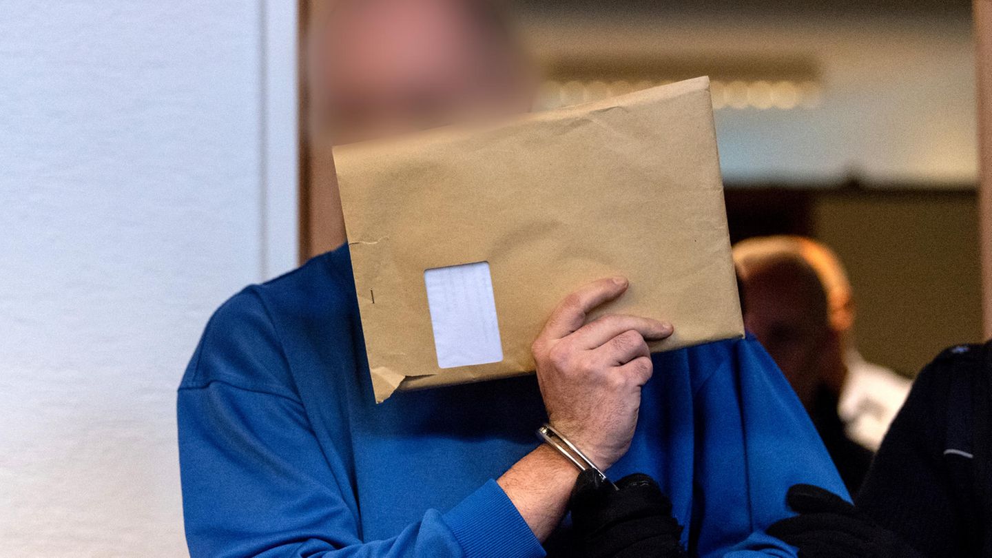Markus K. kommt in den Gerichtssaal. Er gibt dazu, das Kind vergewaltigt zu haben.