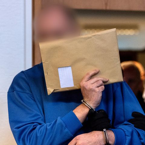 Markus K. kommt in den Gerichtssaal. Er gibt dazu, das Kind vergewaltigt zu haben.