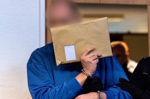Markus K. kommt in den Gerichtssaal. Er gibt dazu, das Kind vergewaltigt zu haben.