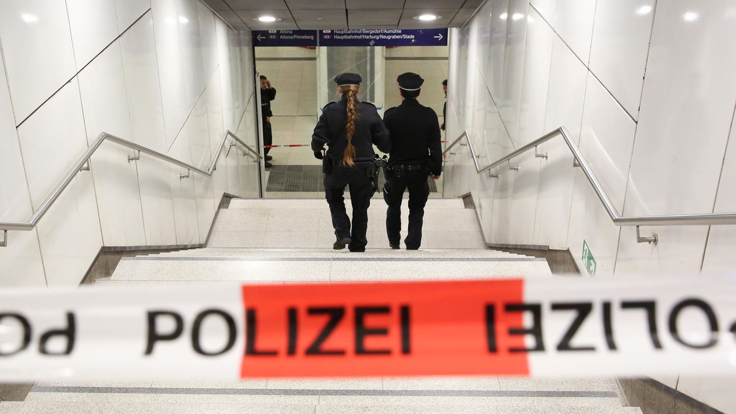 Jungfernstieg, Hamburg: Die Polizei sichert den Tatort