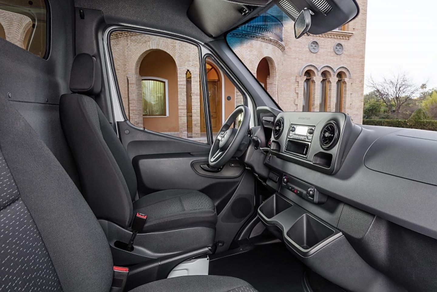 Der Innenraum des Mercedes Sprinter wirkt fast wie in einem Pkw