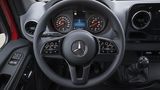 Das Multifunktionslenkrad im Mercedes Sprinter kommt aus der S- und E-Klasse