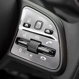 Reichlich Knöpfe und Schalter am Multifunktionslenkrad des Mercedes Sprinter
