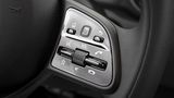 Reichlich Knöpfe und Schalter am Multifunktionslenkrad des Mercedes Sprinter