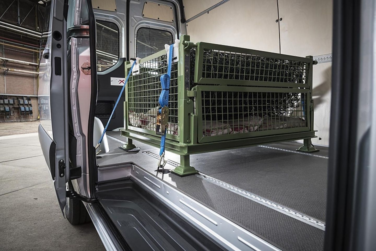 Die Ladung im Mercedes Sprinter läßt sich sicher festzurren