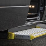 Leichter Einstieg: ausfahrbare Stufe im Mercedes Sprinter Shuttle