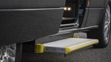 Leichter Einstieg: ausfahrbare Stufe im Mercedes Sprinter Shuttle