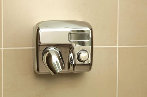 Ein Händetrockner hängt an der Wand