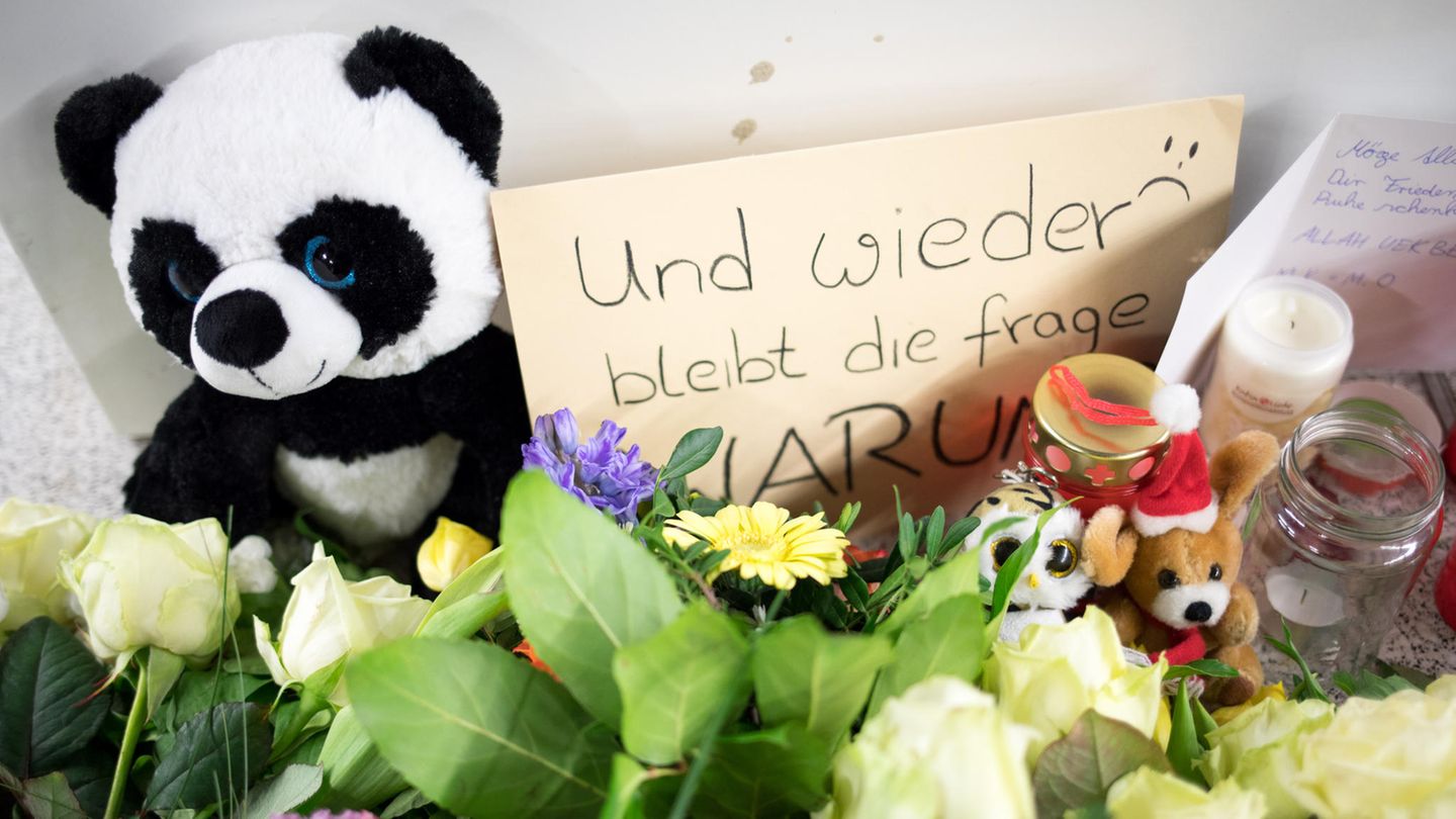 Nidergelegte Blumen am Hamburger S-Bahnhof Jungfernstieg