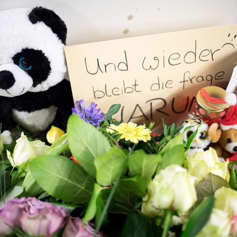 Nidergelegte Blumen am Hamburger S-Bahnhof Jungfernstieg