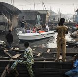Touristen auf einem Boot besichtigen die informelle Siedlung Makoko, einem ehemaligen Fischerdorf, in Lagos, Nigeria. Das Bild trägt den Titel "Lagos Waterfronts under Threat", der deutsche Fotograf Jesco Denzel gewann in der Kategorie "Contemporary Issues".