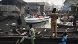 Touristen auf einem Boot besichtigen die informelle Siedlung Makoko, einem ehemaligen Fischerdorf, in Lagos, Nigeria. Das Bild trägt den Titel "Lagos Waterfronts under Threat", der deutsche Fotograf Jesco Denzel gewann in der Kategorie "Contemporary Issues".