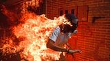 "Venezuela Krise" lautet der schlichte Titel des spektakulären Fotos, mit dem der Fotograf Ronaldo Schemidt jetzt den Titel für das Weltpressefoto des Jahres gewann. Das Bild zeigt den Demonstranten José Víctor Salazar Balza, der während der Proteste gegen Venezuelas Präsident Nicolás Maduro im Mai 2017 von Flammen erfasst worden war. Er überlebte mit schweren Brandwunden