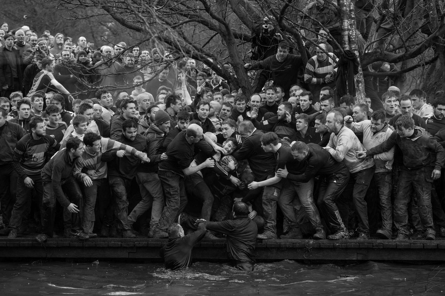 World Press Foto Fußball England Was für ein wilder Haufen: Die Mitglieder der beiden Mannschaften Up'ards und Down'ards kämpfen beim traditionellen Royal Shrovetide Football Match in Ashbourne, Nordengland, um den Ball. Fotograf Oliver Scarff gewann mit dieser Schwarz-Weiß-Aufnahme den ersten Preis in der Kategorie "Einzelbild Sport"