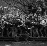 Was für ein wilder Haufen: Die Mitglieder der beiden Mannschaften Up'ards und Down'ards kämpfen beim traditionellen Royal Shrovetide Football Match in Ashbourne, Nordengland, um den Ball. Fotograf Oliver Scarff gewann mit dieser Schwarz-Weiß-Aufnahme den ersten Preis in der Kategorie "Einzelbild Sport"