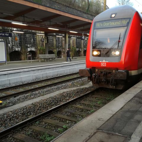 Ein Zug steht am Bahnsteig im Bahnhof in Wuppertal. Ein Mann hat sich hier ein fremdes Kind geschnappt und ist mit ihm vor einen einfahrenden Zug gesprungen