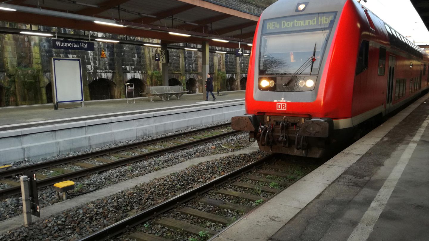 Ein Zug steht am Bahnsteig im Bahnhof in Wuppertal. Ein Mann hat sich hier ein fremdes Kind geschnappt und ist mit ihm vor einen einfahrenden Zug gesprungen