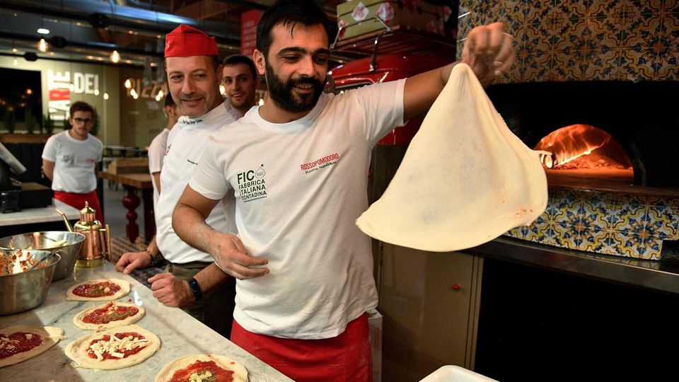 Italienische Esskultur: In der Pizza-Werktstatt von Bolognas Lebensmittelpark Fico In der Pizza-Werktstatt von Bolognas Lebensmittelpark Fico
