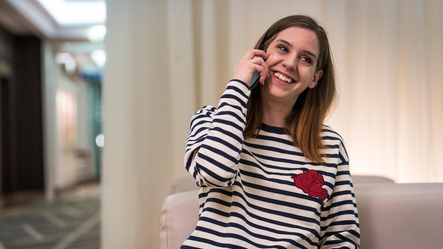 Junge Dame telefoniert