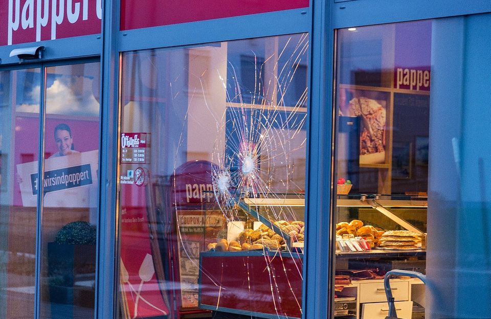 Nachrichten aus Deutschland: Schüsse in Fulda Zerbrochene Ladenscheibe in Fulda