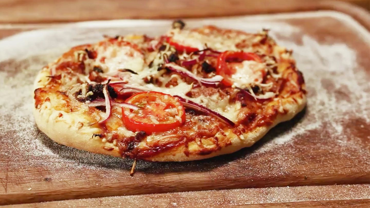 Grillen für Profis Die ultimative BarbecuePizza vom Rost STERN.de