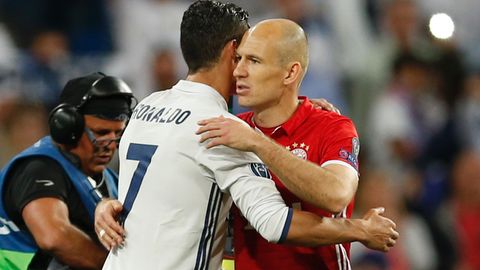 Cristiano Ronaldo umarmt Arjen Robben nach dem Champions League-Viertelfinale im April 2017