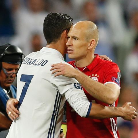 Cristiano Ronaldo umarmt Arjen Robben nach dem Champions League-Viertelfinale im April 2017