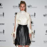 Unten hui, oben pfui: Die weiße Bluse von Schauspielerin Sonja Gerhardt erinnerte an eine Zwangsjacke