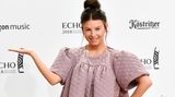Ein besonders praktisches Outfit präsentierte Sängerin Balbina: Sie kam mit integrierter Luftmatratze. Wenn's beim Echo zu langweilig wird, kann sie sich einfach schlafen legen.