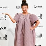 Ein besonders praktisches Outfit präsentierte Sängerin Balbina: Sie kam mit integrierter Luftmatratze. Wenn's beim Echo zu langweilig wird, kann sie sich einfach schlafen legen.