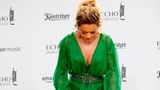 Sitzt, wackelt und hat Luft: Sängerin Rita Ora hat mit den Tücken ihres grünen Designerkleides zu kämpfen. Gut, dass sie später auf der Bühne Hosen trug.