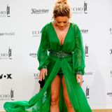 Sitzt, wackelt und hat Luft: Sängerin Rita Ora hat mit den Tücken ihres grünen Designerkleides zu kämpfen. Gut, dass sie später auf der Bühne Hosen trug.