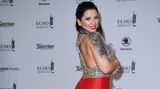 Gestatten, Dschungelkönigin Jenny die Erste präsentierte sich mit Strass, Schleppe und großflächigem Tattoo
