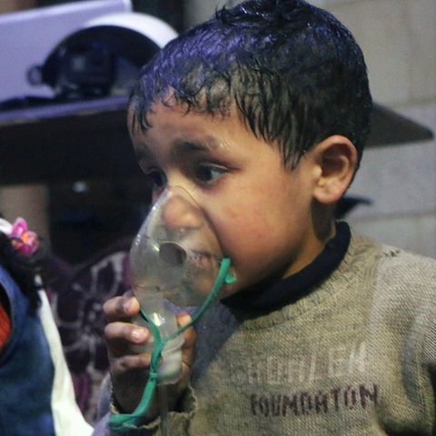 In der Nacht zum 8. April 2018 sollten diese Kinder Opfer eines Chemiewaffen-Einsatzes geworden sein. Aber wer ist dafür verantwortlich? Oder war es eine Inszenierung? Das untersuchen nun Ermittler der Organisation für ein Verbot der Chemiewaffen (OPCW)