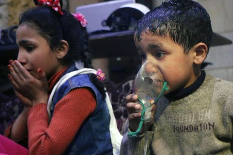 In der Nacht zum 8. April 2018 sollten diese Kinder Opfer eines Chemiewaffen-Einsatzes geworden sein. Aber wer ist dafür verantwortlich? Oder war es eine Inszenierung? Das untersuchen nun Ermittler der Organisation für ein Verbot der Chemiewaffen (OPCW)