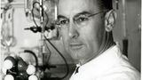 Junger Albert Hofmann in seinem Labor