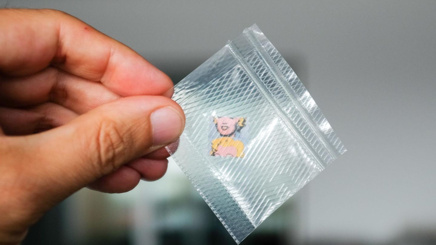 LSD Pappe in Plastik verpackt