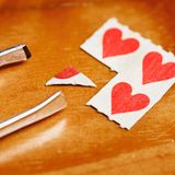 LSD-Pappe liegt auf Tisch