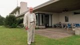 Albert Hofmann in seinem Garten