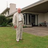 Albert Hofmann in seinem Garten