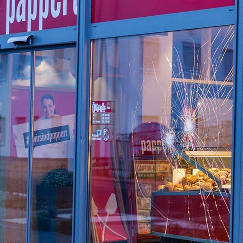 Löcher in der Fensterscheibe einer Bäckerei