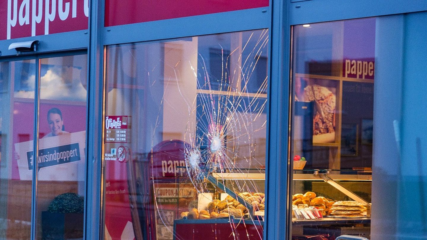 Löcher in der Fensterscheibe einer Bäckerei