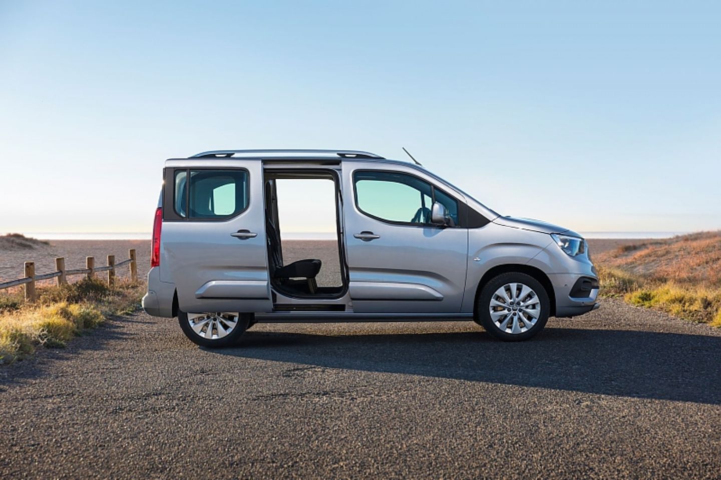 Auf Wunsch hat der Opel Combo Life zwei praktische Schiebetüren