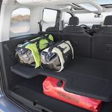 Der Kofferraum kann zweigeteilt werden