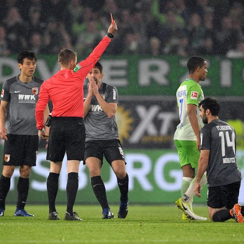 Schiedsrichter Ittrich schickt Augsburgs Moravek vom Platz - doch Wolfsburg kann dies nicht für sich nutzen