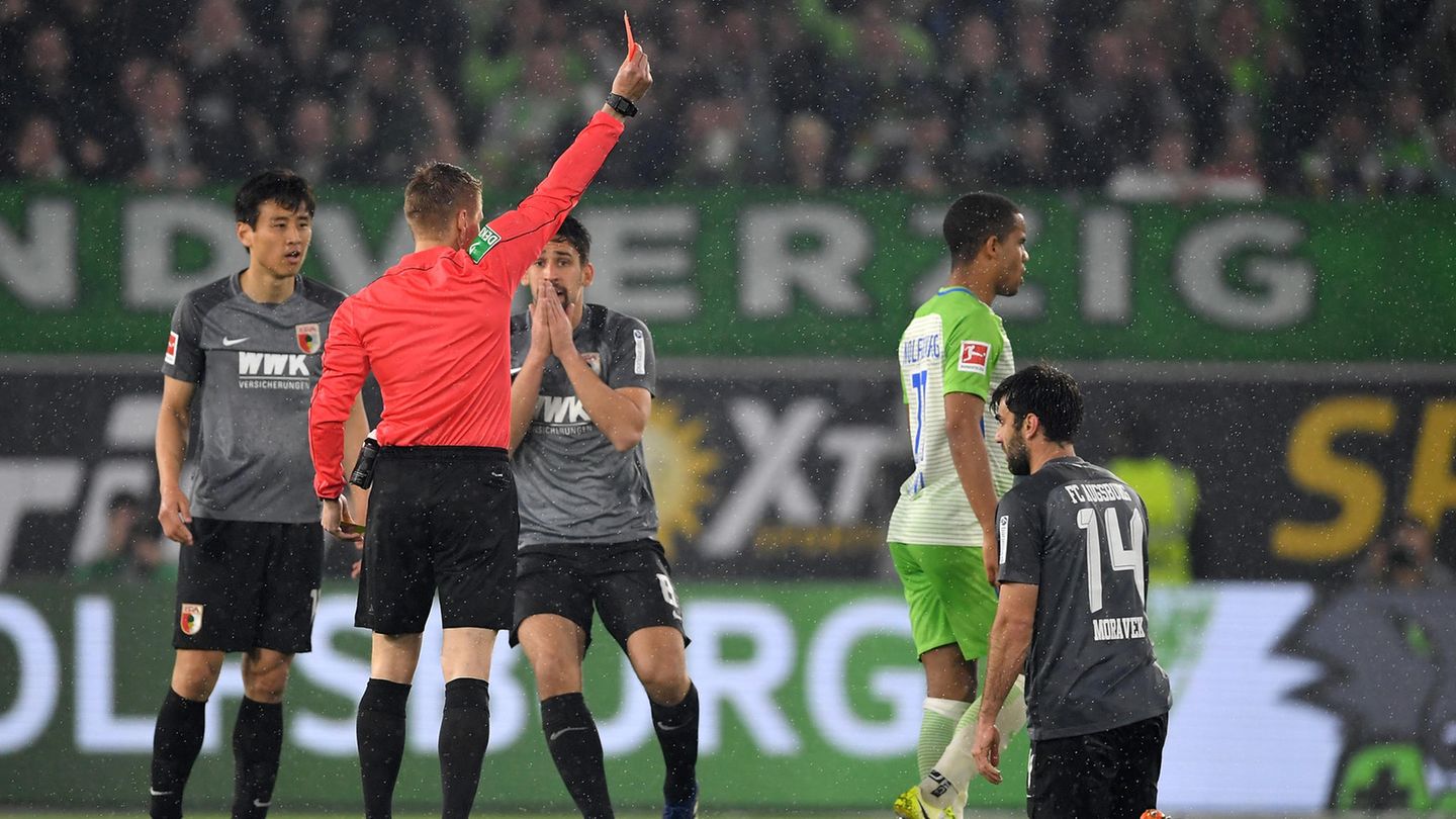 Schiedsrichter Ittrich schickt Augsburgs Moravek vom Platz - doch Wolfsburg kann dies nicht für sich nutzen