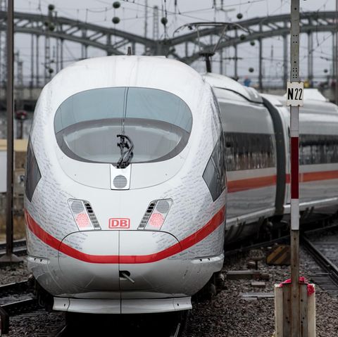 Ein Sonderzug der Deutschen Bahn fährt am am Hauptbahnhof in München ab