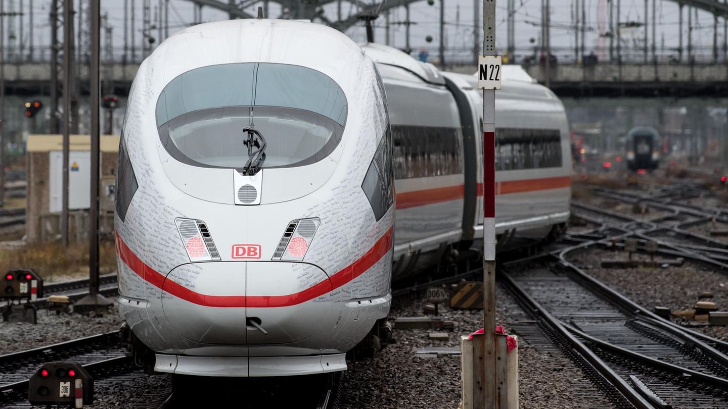 Ein Sonderzug der Deutschen Bahn fährt am am Hauptbahnhof in München ab